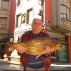 Guillermo Magán posa con el impresionante ejemplar de carpa que pescó