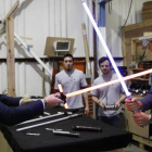 Los príncipes Enrique y Guillermo juegan con las espadas de luz de Star Wars en su visita a los estudios de Londres donde se está rodando la octava entrega de la saga.