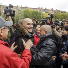Uno de los detenidos es recibido por la gente que le esperaba.