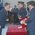 Los alumnos durante la jura común de la bandera en el hangar de la Academia Básica del Aire