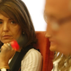 Ana Guada observa a Julio Cayón, que la sustituyó como portavoz por mandato de Carrasco, durante un