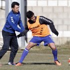 Luis Cembranos sujeta a Julio Rico en un entrenamiento de la Cultural