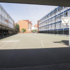 Patio del colegio de La Anunciata, vacío.