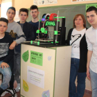 La profesora Isabel Benavides, junto a los alumnos de la asignatura de Tecnología Industrial I.