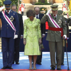 Los reyes y los príncipes de Asturias presiden el acto de homenaje a los caídos ayer, en Madrid.