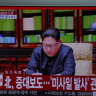 Surcoreanos ven un reportaje televisivo en vivo que muestra el anuncio especial de Corea del Norte de que ha probado con Éxito un misil balistico intercontinental.