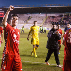 El jugador de la Cultural Gonzalo celebra con el puño derecho en alto la victoria de su equipo en El Plantío frente al Burgos CF en un encuentro en el que Aketxe y Orodea, detrás, fueron los protagonistas.
