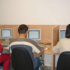 Varios desempleados asisten a uno de los talleres de formación en Nuevas Tecnologías.