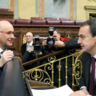 Duran Lleida conversa con Zapatero en una reciente sesión en el Congreso.
