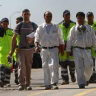 Trabajadores de la factoría de LM Glasfiber del polígono industrial de La Llanada, en Santo Tomás de