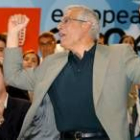 Josep Borrell hace un gesto de victoria durante el mitin que celebró ayer en Valladolid