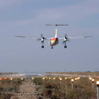 Un avión aterriza en el aeropuerto de Villanubla