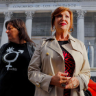La presidenta de la Plataforma Trans, Mar Cambrollé (d) y la de Euforia, Natalia Aventín, ayer. LUIS MILLÁN