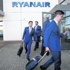 Un equipo de vuelo sale de las oficinas de Ryanair en Dublín, el viernes pasado.