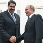 El presidente venezolano, Nicolás Maduro, y su homólogo ruso, Vladímir Putin, se saludan durante un encuentro en Moscú en el 2017.