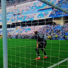 Fran González calienta ayer en el Santiago Bernabéu antes del partido Real Madrid-Athletic Club. DL