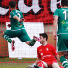 Momento en el que el lateral Ángel Bastos anota el gol que supuso la victoria del Coruxo frente a la Cultural en León. SECUNDINO PÉREZ