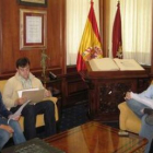 El presidente de Baloncesto León, en el centro, con Natalia Rodríguez Picallo y el alcalde Francisco