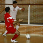 Omar, de blanco, volverá a aportar solidez defensiva al Puertas Deyma ante el equipo coruñés