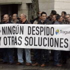 Trabajadores de Tragsa con una pancarta durante una concentración en contra de su expediente de regulación de empleo.