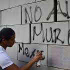 Pintadas sobre un muro hecho con cajas de cartón en contra del muro, en México .