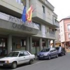 La Casa Consistorial de Cacabelos y la plaza en una imagen de archivo.