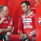 El italiano Danilo Petrucci (Ducati), que hoy ha mejorado el récord de Jorge Lorenzo en Malasia, conversa con uno de sus técnicos.