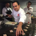 Cocineros del grupo gallego en medio de los fogones. DL