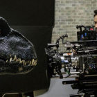 J.A. Bayona, en el rodaje de Jurassic World: el reino caído.