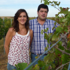María Teresa y Roberto Cascallana, en el viñedo que se extiende en las inmediaciones de la bodega en Cubillas de los Oteros.
