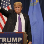 Donald Trump saluda a sus seguidores tras conocer su victoria en el caucus de Nevada.