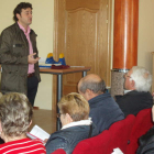 El alcalde, ayer durante el sorteo de los viajes.