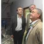 Alonso visitó la sede socialista de Elgoibar destruida por ETA