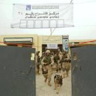 Soldados de Estados Unidos revisan con perros un colegio electoral de Mosul en busca de explosivos