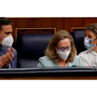 Pedro Sánchez y Yolanda Díaz intercambian ayer una mirada en el Congreso. EMILIO NARANJO