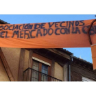 Imagen de uno de los carteles colocado ayer por los vecinos. DL