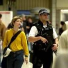 Un policía británico armado vigila la estación de Waterloo, en el centro de Londres
