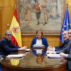 Álvarez (UGT), Sordo (CC OO), la ministra de Empleo, Báñez, el presidente de Ceoe, Rosell y el de Cepyme, Garamendi. FERNANDO ALVARADO