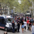 Un furgón y mossos en tareas de vigilancia en la Rambla.
