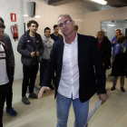 El ya extécnico del Abanca Ademar saliendo de la rueda de prensa donde se anunció su marcha