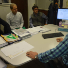 El alcalde, en la reunión con los representantes de Sanidad. DL