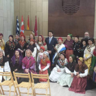 Tres generaciones de Águedas de Villaquilambre junto al alcalde, en el nuevo salón de plenos.