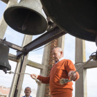 Jozquín Alonso toca todos los domingos en el campanario de la parroquia del Carmen de Veguellina de Órbigo. FERNANDO OTERO