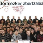 Varios dirigentes de la antigua Batasuna, tras la lectura del anuncio del nuevo partido.
