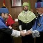 José Carlos Pena le da uno de los atributos, los guantes