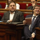 El 'president' Carles Puigdemont, el vicepresidente Oriol Junqueras y la 'consellera' Neus Munté, en una sesión de control en el Parlament.