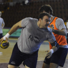 Rafa Baena, defendido por Carou, en un entrenamiento.