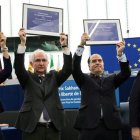 Julio Borges (segundo por la derecha), Antonio Ledezma y la esposa de Daniel Ceballos muestran el premio Sajarov, en Estrasburgo.