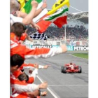 Raikkonen cruza victorioso la línea de meta jaleado por su equipo
