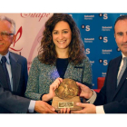 Fernando Aller, Isabel Rodríguez y Pablo Junceda, ayer, durante la entrega del premio Fabián Estapé.